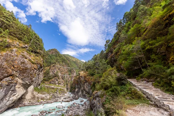 Himalaya Dağı 'ndaki Everest Ana Kamp Yolu' nda asma köprü. — Stok fotoğraf