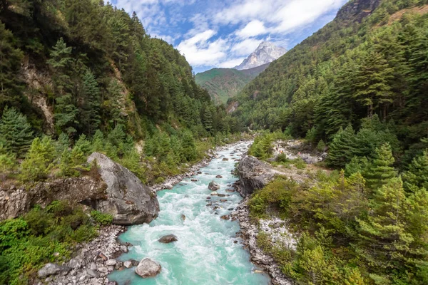 Himalaya Dağı 'ndaki Everest Ana Kamp Yolu' nda asma köprü. — Stok fotoğraf