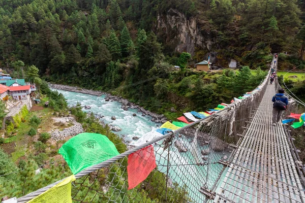 Puente colgante en el Everest Base Camp Trek, Himalaya mounta —  Fotos de Stock