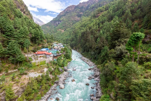 Himalaya Dağı 'ndaki Everest Ana Kamp Yolu' nda asma köprü. — Stok fotoğraf