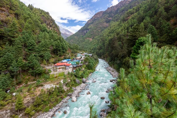 Himalaya Dağı 'ndaki Everest Ana Kamp Yolu' nda asma köprü. — Stok fotoğraf