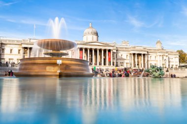 Londra, İngiltere - 08 Mart 2012: Öğleden sonra Ulusal Galeri ve Trafalgar Meydanı.