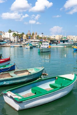 Malta 'nın Marsaxlokk köyü limanı, Akdeniz geleneksel renkli tekneler luzzu. Malta Adası.