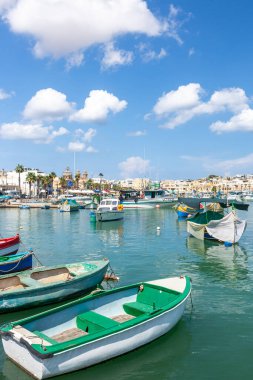 Malta 'nın Marsaxlokk köyü limanı, Akdeniz geleneksel renkli tekneler luzzu. Malta Adası.
