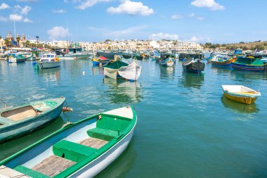 Malta 'nın Marsaxlokk köyü limanı, Akdeniz geleneksel renkli tekneler luzzu. Malta Adası.