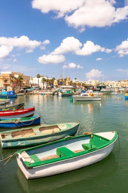 Malta 'nın Marsaxlokk köyü limanı, Akdeniz geleneksel renkli tekneler luzzu. Malta Adası.