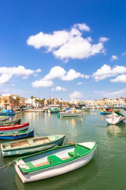 Malta 'nın Marsaxlokk köyü limanı, Akdeniz geleneksel renkli tekneler luzzu. Malta Adası.