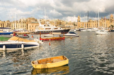 Malta 'nın Marsaxlokk köyü limanı, Akdeniz geleneksel renkli tekneler luzzu. Malta Adası.