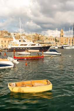 Malta 'nın Marsaxlokk köyü limanı, Akdeniz geleneksel renkli tekneler luzzu. Malta Adası.
