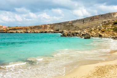 Malta, Marfa Yarımadası 'ndaki Paradise Körfezi. Malta Adası.