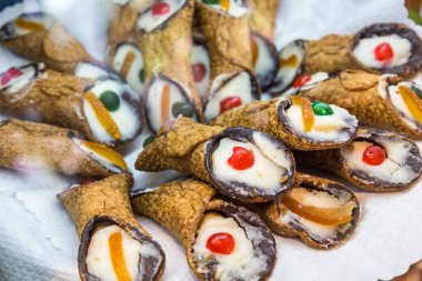 Sicilya Cannoli 'si, geleneksel İtalyan tatlısıyla ricotta peyniri ve şam fıstığı. Sicilya, İtalya.