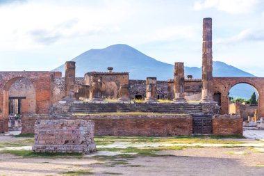 İtalya 'da Pompei, Apollo antik tapınağının kalıntıları bronz Apollo heykeli, Napoli.
