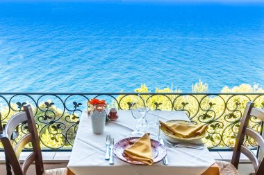 İtalya 'da Amalfi sahilinde denize bakan restoran masası..