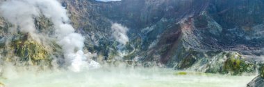 Beyaz Ada Yeni Zelanda 'da aktif volkan. Volkanik Sülfür Krateri Gölü. Web pankartı.