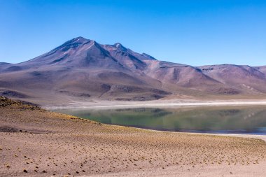 Lagunas Altiplanicas, Miscanti y Miniques, Atacama Çölü 'nün muhteşem manzarası. Şili, Güney Amerika.