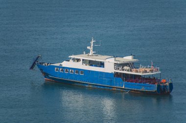 Deniz keyfi teknede tatilcilerin ve turistler ile Karadeniz'in büyük mavi borota.