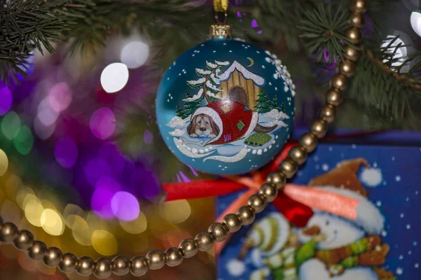 Weihnachtskugel Mit Hundezwinger Auf Dem Fichtenzweig Mit Perlen Und Geschenkkarton — Stockfoto