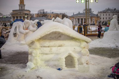 Aralık ayında, Noel 'e adanmış buz ve kar heykelleri yarışması