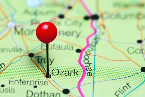 Ozark vastgemaakt op een kaart van Alabama, Usa — Stockfoto