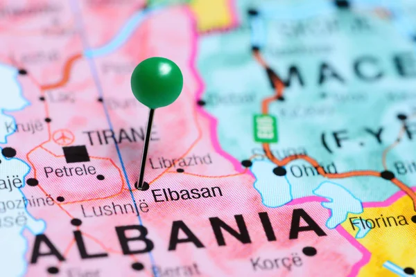Elbasan épinglé sur une carte de Albanie — Photo