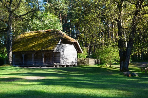 Oude houten huis op etnografisch open lucht dorp — Stockfoto