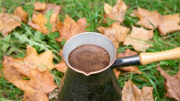 用土耳其壶煮咖啡 秋天的叶子在户外 — 图库视频影像