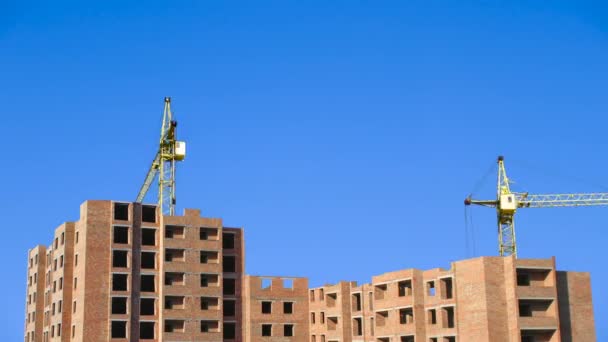 Construcción de la casa de estar grande desde cero — Vídeos de Stock