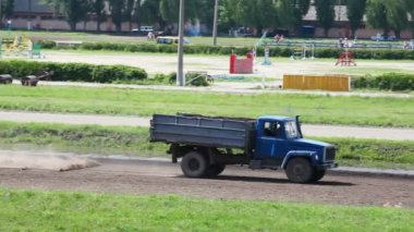 Araba parça temizler