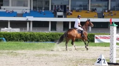 Kadın at sırtında üç engelleri atlar