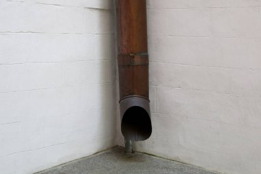 bir tuğla duvara drenaj borusu