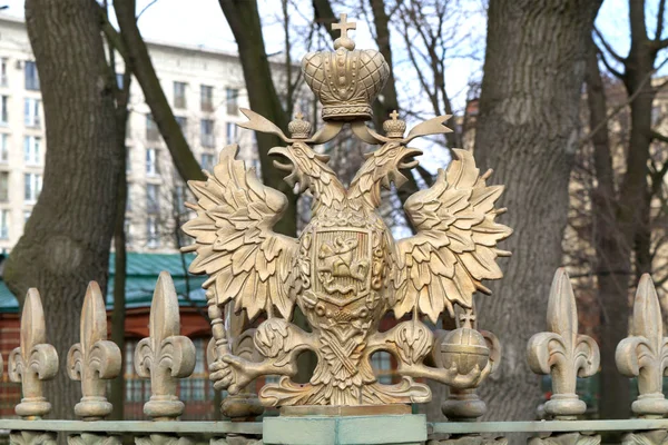 Латунный двуглавый орёл России — стоковое фото