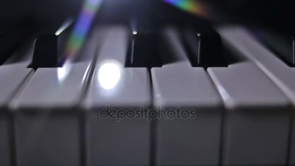 Tasti per pianoforte su uno sfondo scuro in movimento — Video Stock