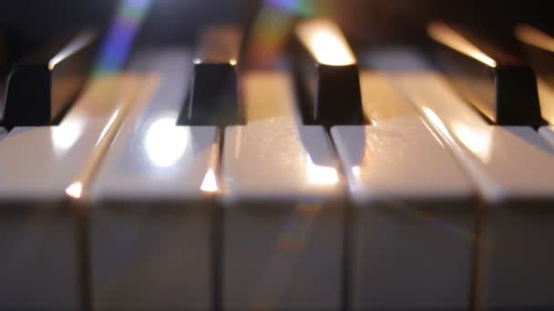 Klawisze fortepianu na ciemnym tle w ruchu — Wideo stockowe