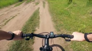 Birinci şahıs gezisinden için dağ bisikleti tekerlek ve yol toz el