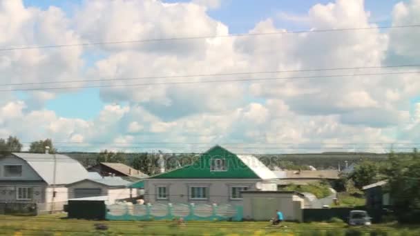 Rússia visualiza janela natureza céu a grama Casa — Vídeo de Stock