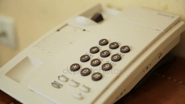 téléphone et la main du combiné 