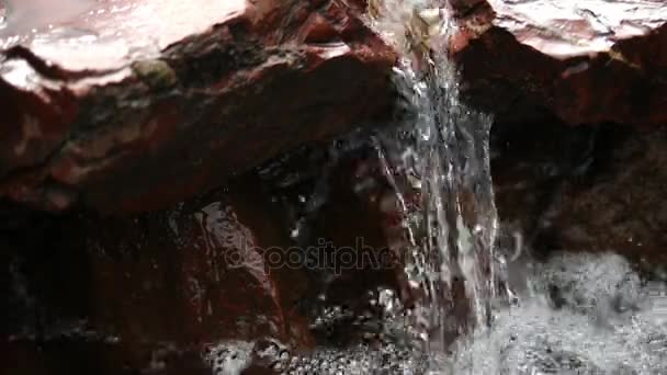 Fällt zwischen den Felsen — Stockvideo