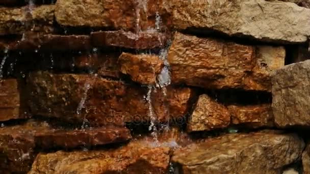 Cascade pierres brunes eau relax 