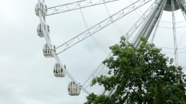 Ferris wheel attraction in slow motion rotating circle Park — Stock Video