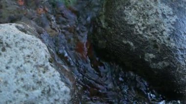 Su üzerinde taşlar Creek arasında