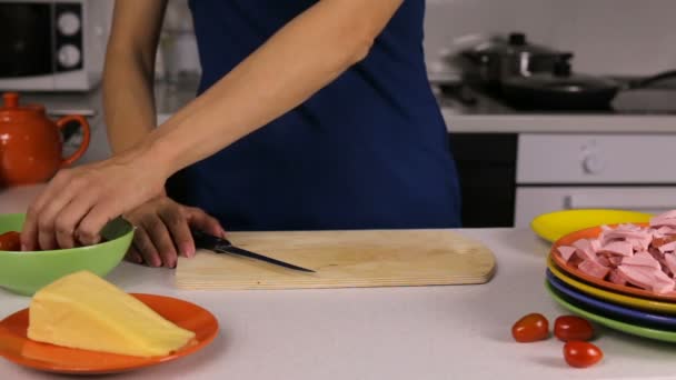 Рецепт пиццы нарезание помидоров часть 8 — стоковое видео
