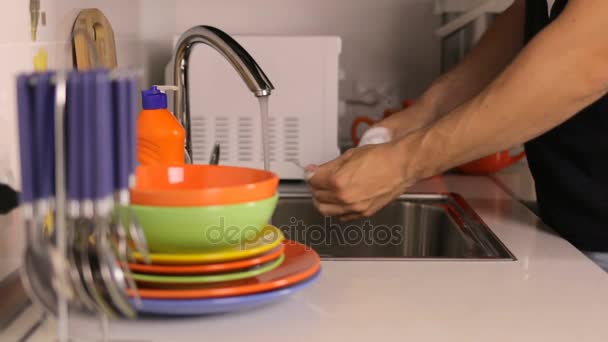 O processo de lavagem de pratos na pia — Vídeo de Stock