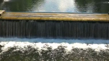 Şelale su Nehri adımları taşlar