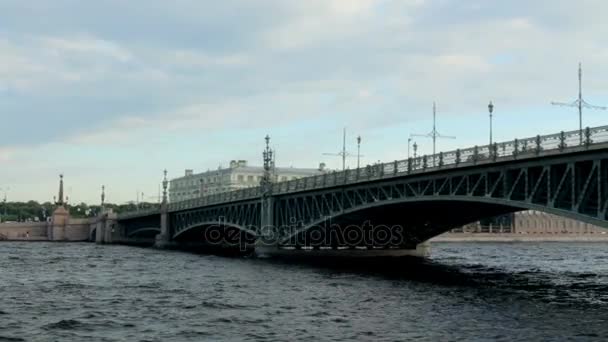 Rusia San Petersburgo panorama de la ciudad desde el río Neva — Vídeo de stock