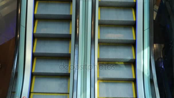 El mecanismo de escaleras mecánicas escalada paso a paso — Vídeos de Stock