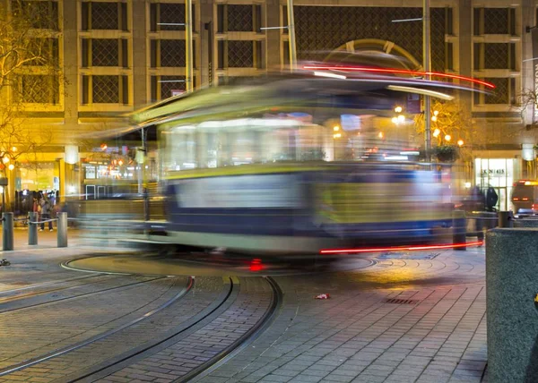 Gece San Francisco'da tramvay ile yol — Stok fotoğraf