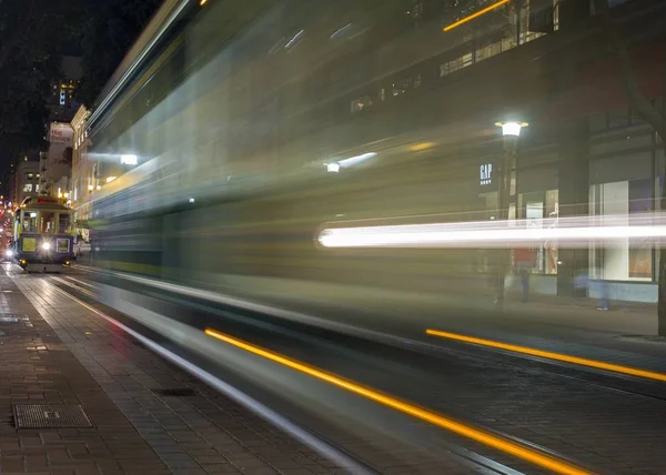 Gece San Francisco'da tramvay ile yol — Stok fotoğraf