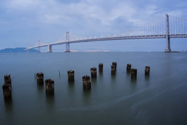 Bay Bridge Auringonlaskun aikaan, San Francisco — kuvapankkivalokuva