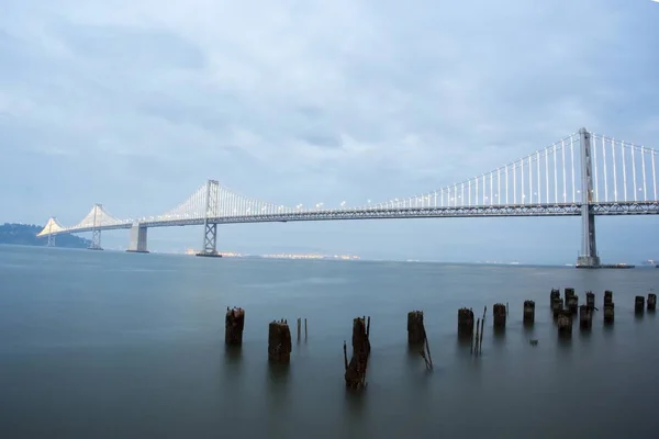 Мост через залив на закате — стоковое фото