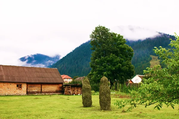 Bella vista della casa in montagna — Foto Stock